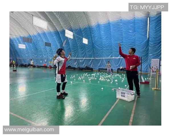 羽毛球单打关键技术突破与高效训练方法研究及实践探讨